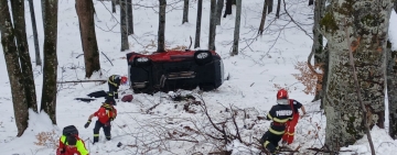 Acțiune comună Salvamont-ISU Prahova pentru salvarea celor trei tinere căzute cu autoturismul în râpă