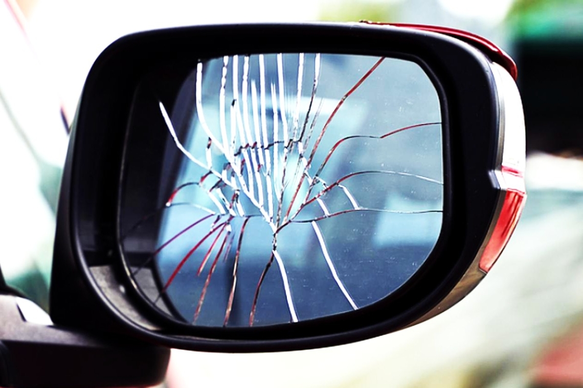 Bărbat de 30 de ani, identificat de polițiști după ce a provocat distrugeri unor autoturisme în Ploiești