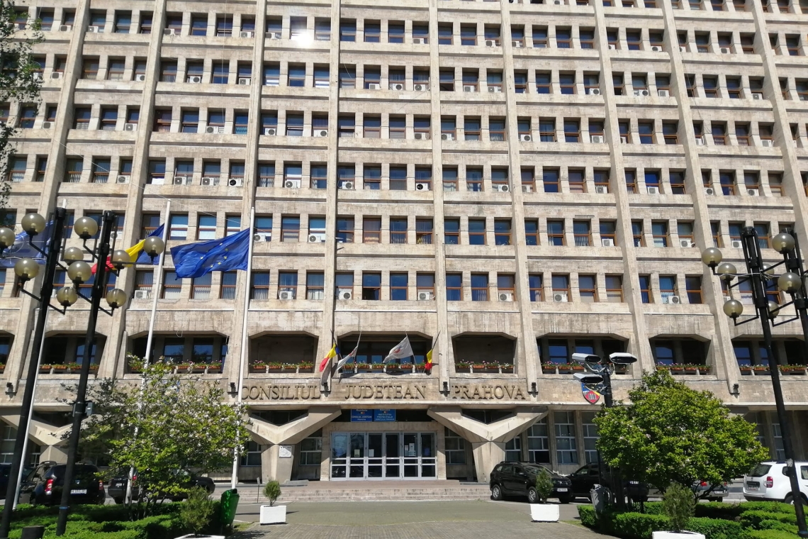 Palatul Administrativ și Palatul Culturii din Ploiești, iluminate în roșu de Ziua Europeană a Numărului unic de urgență 112