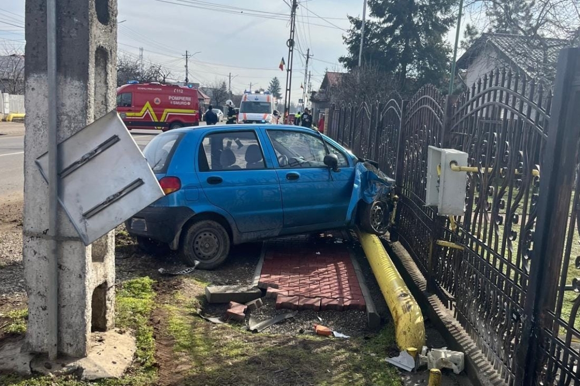 UPDATE/ Locuitori din Păulești, evacuați din case după ce un autoturism a intrat într-o conductă de gaze