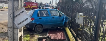 UPDATE/ Locuitori din Păulești, evacuați din case după ce un autoturism a intrat într-o conductă de gaze
