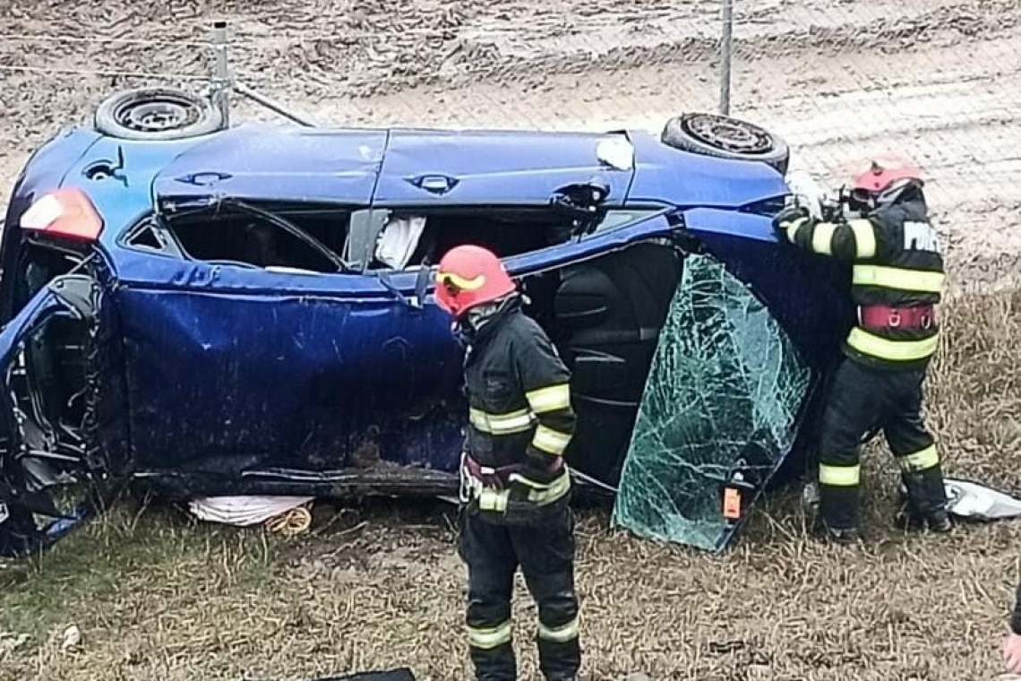 Autoturism răsturnat în afara drumului, la Nedelea. Trei persoane rănite 