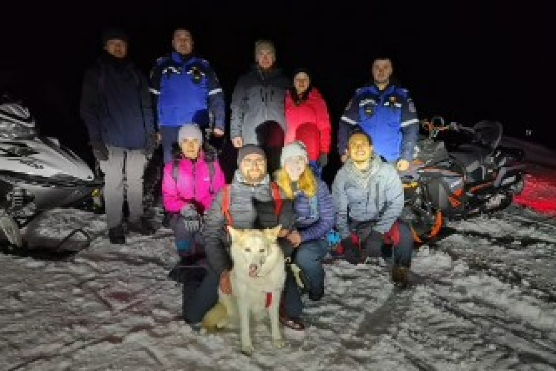 Opt turiști care orbecăiau noaptea pe munte, ajutați de jandarmii montani pe traseul Piatra Arsă – Dichiu. Din grup făceau parte și doi nepalezi