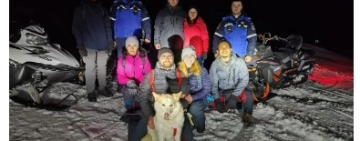 Opt turiști care orbecăiau noaptea pe munte, ajutați de jandarmii montani pe traseul Piatra Arsă – Dichiu. Din grup făceau parte și doi nepalezi