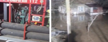 Pompierii prahoveni, solicitați să intervină pentru evacuarea apei din gospodării, în Pleașa și Plopu