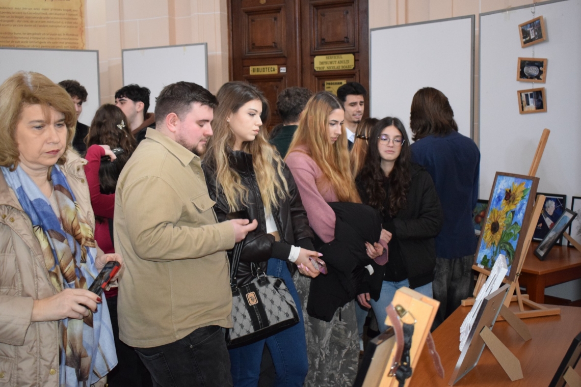 Tinerii artiști prahoveni, în lumina reflectoarelor! Succes remarcabil al expoziției organizate de LESD Prahova la Biblioteca Județeană