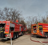 UPDATE | Incendiu de amploare într-o gospodărie din comuna Dumbrava. Pompierii acționează cu cinci autospeciale