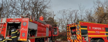UPDATE | Incendiu de amploare într-o gospodărie din comuna Dumbrava. Pompierii acționează cu cinci autospeciale