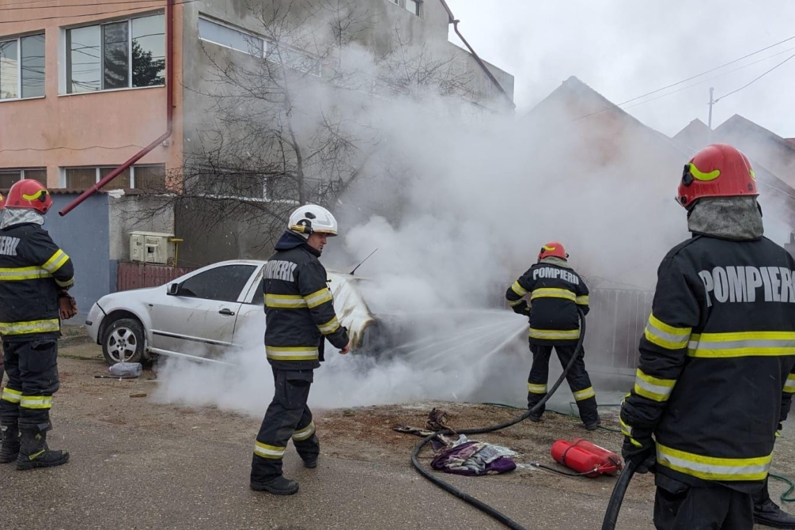 Un autoturism parcat a luat foc, marți după-amiază, pe o stradă din Blejoi
