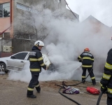 Un autoturism parcat a luat foc, marți după-amiază, pe o stradă din Blejoi