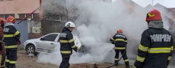 Un autoturism parcat a luat foc, marți după-amiază, pe o stradă din Blejoi