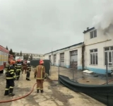 Incendiu într-o hală cu deșeuri din plastic, pe strada Pompelor din Ploiești