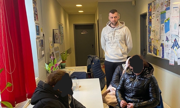 Trei femei suspectate de furt dintr-un supermarket din Ploiești, prinse de un jandarm aflat în timpul liber