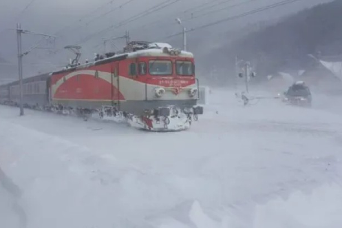 Trenuri anulate din cauza zăpezii. Circulație închisă între București și Ploiești