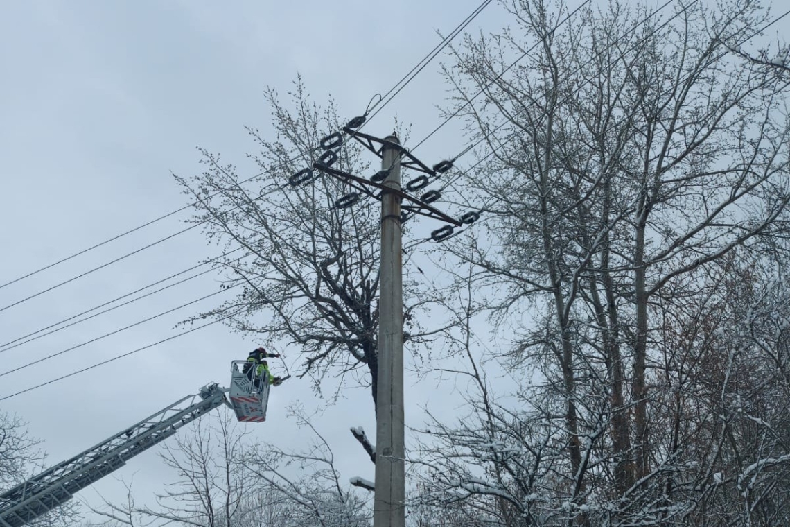 Update / Locuitorii din comuna Dumbrava au rămas din nou în beznă! A picat curentul și pe autostrada A7!