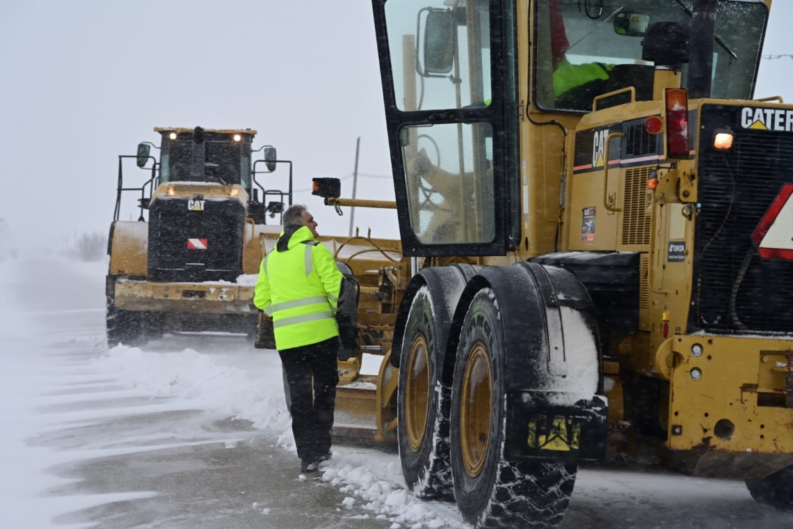 Drumul dintre Boldești Grădiștea și Baba Ana rămâne închis, din cauza viscolului. Utilajele acționează pentru îndepărtarea troienelor