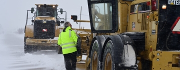 Drumul dintre Boldești Grădiștea și Baba Ana rămâne închis, din cauza viscolului. Utilajele acționează pentru îndepărtarea troienelor