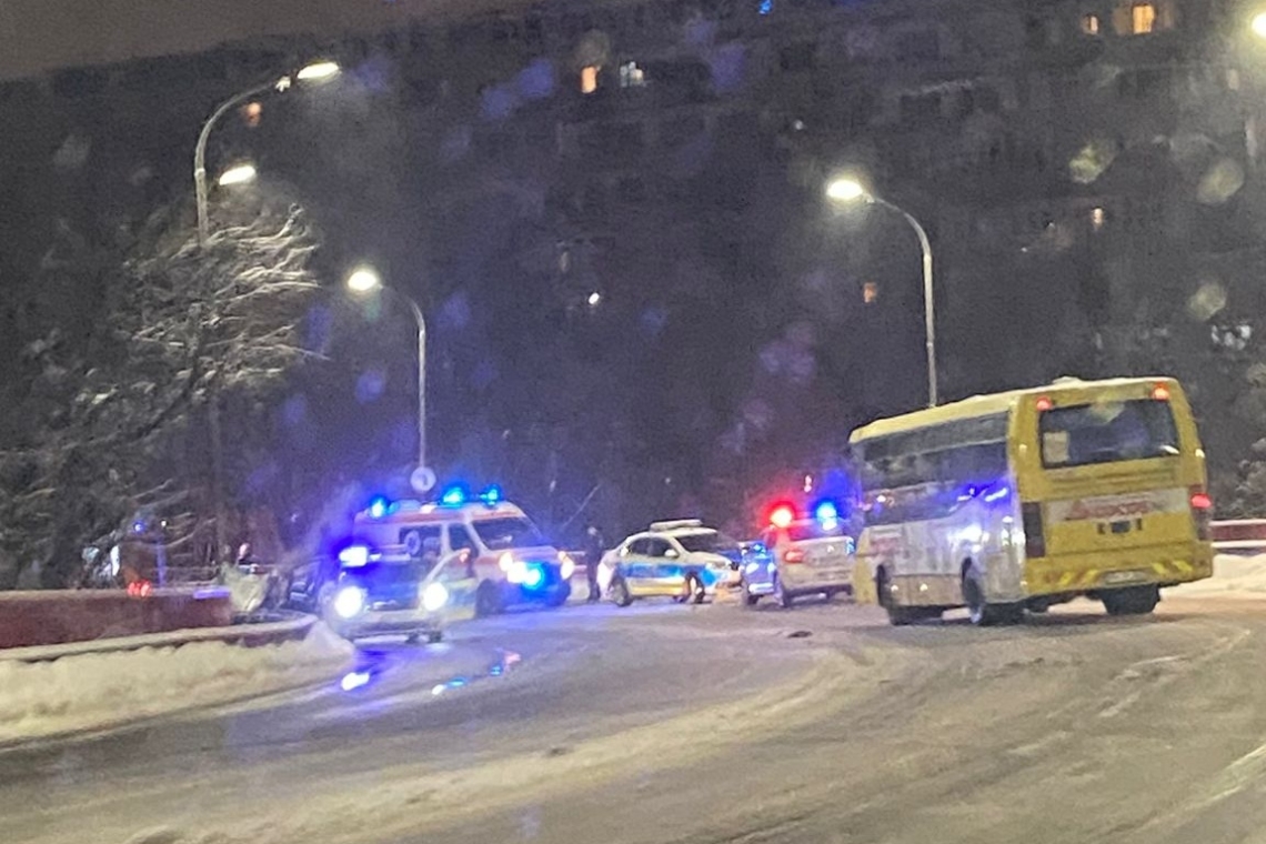 Coliziune între un autoturism și un autobuz, pe podul de la Gara de Sud din Ploiești 