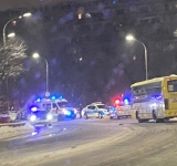 Coliziune între un autoturism și un autobuz, pe podul de la Gara de Sud din Ploiești 