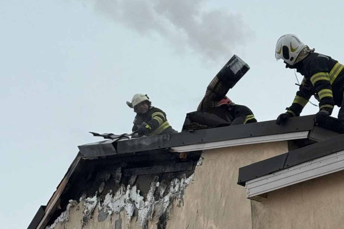 Acoperișul unei case din Ploiești, afectat de un incendiu