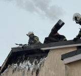 Acoperișul unei case din Ploiești, afectat de un incendiu