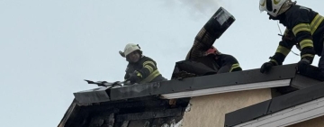 Acoperișul unei case din Ploiești, afectat de un incendiu