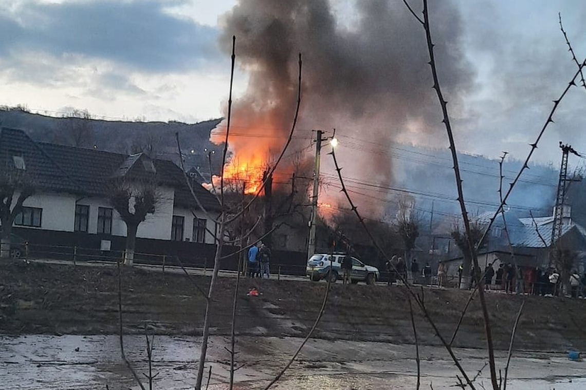 Incendiu de proporții în Slănic, lângă Casa de Cultură a orașului