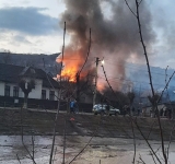 Incendiu de proporții în Slănic, lângă Casa de Cultură a orașului