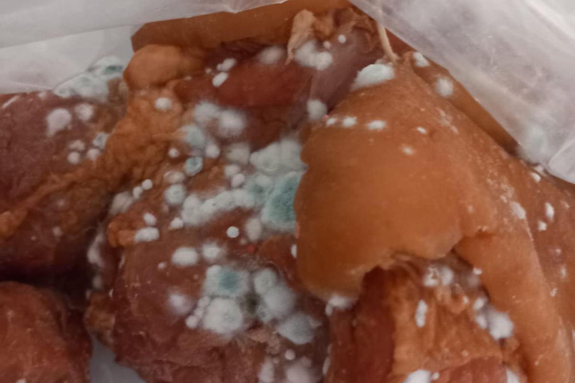 Amenzi de peste 5,72 milioane de lei după controalele inspectorilor de la Protecția Consumatorilor. Ce au găsit: mucegai, depuneri mucilaginoase, termene depășite