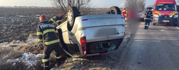 O tânără de 25 de ani a ajuns la spital, după ce s-a răsturnat cu mașina pe un drum din comuna Bucov