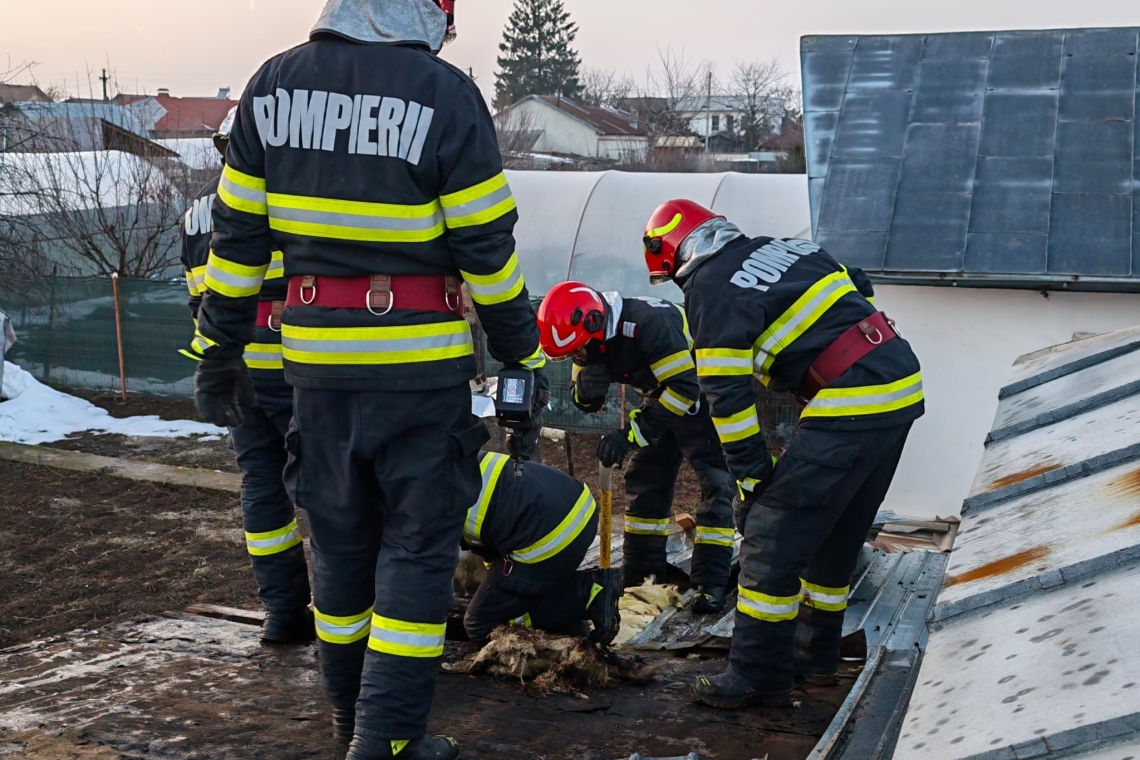 Acoperișul unei case din comuna Brazi a luat foc, duminică după-amiază