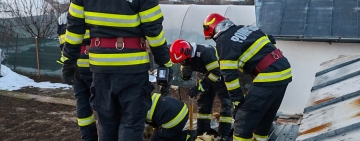 Acoperișul unei case din comuna Brazi a luat foc, duminică după-amiază