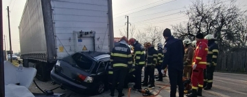 Accident grav la ieșire din Ploiești spre Blejoi, marți dimineață. O tânără de 19 ani și-a pierdut viața, iar o altă femeie a ajuns la spital