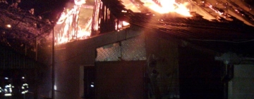Incendiu de proporții, noaptea trecută, în Filipeștii de Pădure