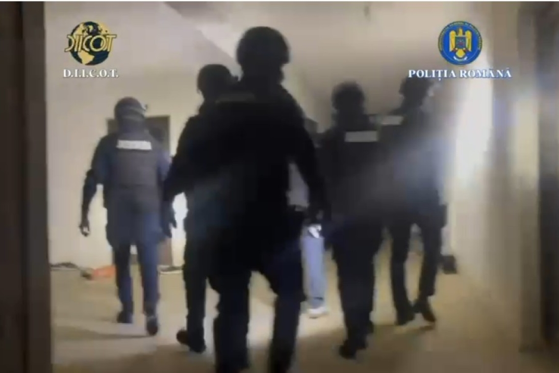 Trei tineri, arestați preventiv pentru pornografie infantilă. Un minor este acuzat și că a condus fără permis