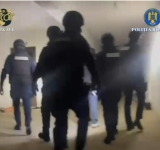 Trei tineri, arestați preventiv pentru pornografie infantilă. Un minor este acuzat și că a condus fără permis