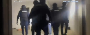 Trei tineri, arestați preventiv pentru pornografie infantilă. Un minor este acuzat și că a condus fără permis