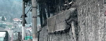 UPDATE | Pericol pe marginea DN1, la Comarnic. Un zid degradat amenință să se prăbușească peste trotuar, șosea și o conductă de gaze!