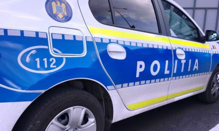 Doi tineri, prinși de polițiști după un furt dintr-un magazin din Ploiești