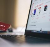 Avertisment de 8 Martie: femeile, vizate de fraude online cu „cadouri” și livrări fictive