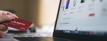 Avertisment de 8 Martie: femeile, vizate de fraude online cu „cadouri” și livrări fictive