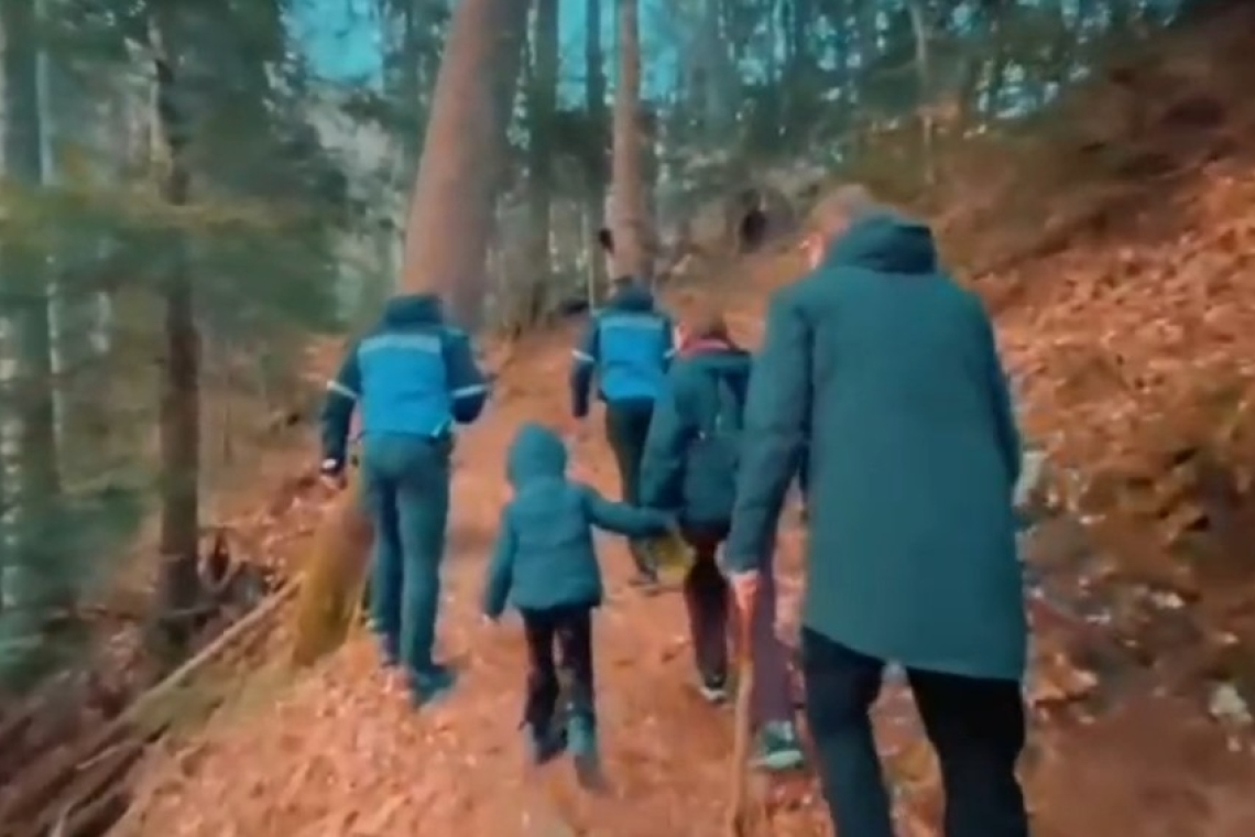 Trei turiști din Letonia, între care un copil, ajutați de jandarmii montani după întâlnirea cu o ursoaică și puii ei, pe Poteca Regală din Sinaia