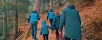 Trei turiști din Letonia, între care un copil, ajutați de jandarmii montani după întâlnirea cu o ursoaică și puii ei, pe Poteca Regală din Sinaia