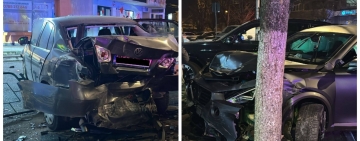 Accident în sensul giratoriu de la Caraiman. Un tânăr băut a intrat cu mașina în două autoturisme parcate și într-un copac