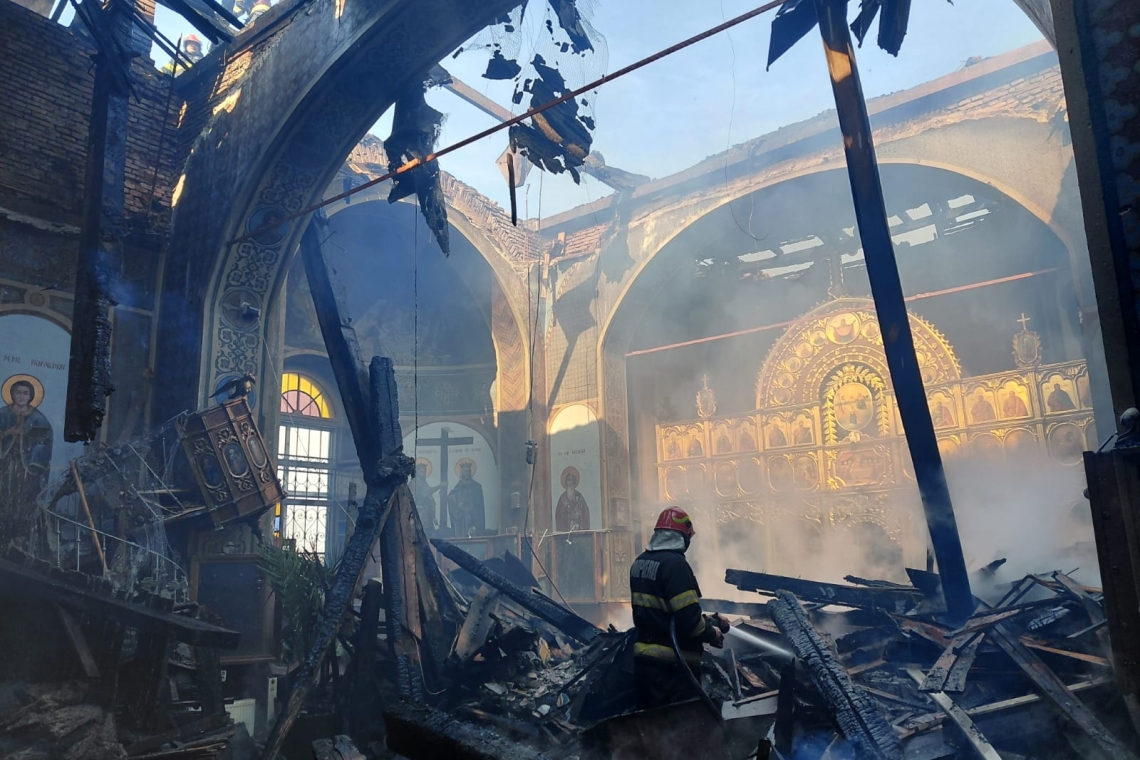 Pompierii au salvat obiecte de cult evaluate la 1 milion de euro din incendiul care a cuprins Biserica Sf. Nicolae din Puchenii Moșneni