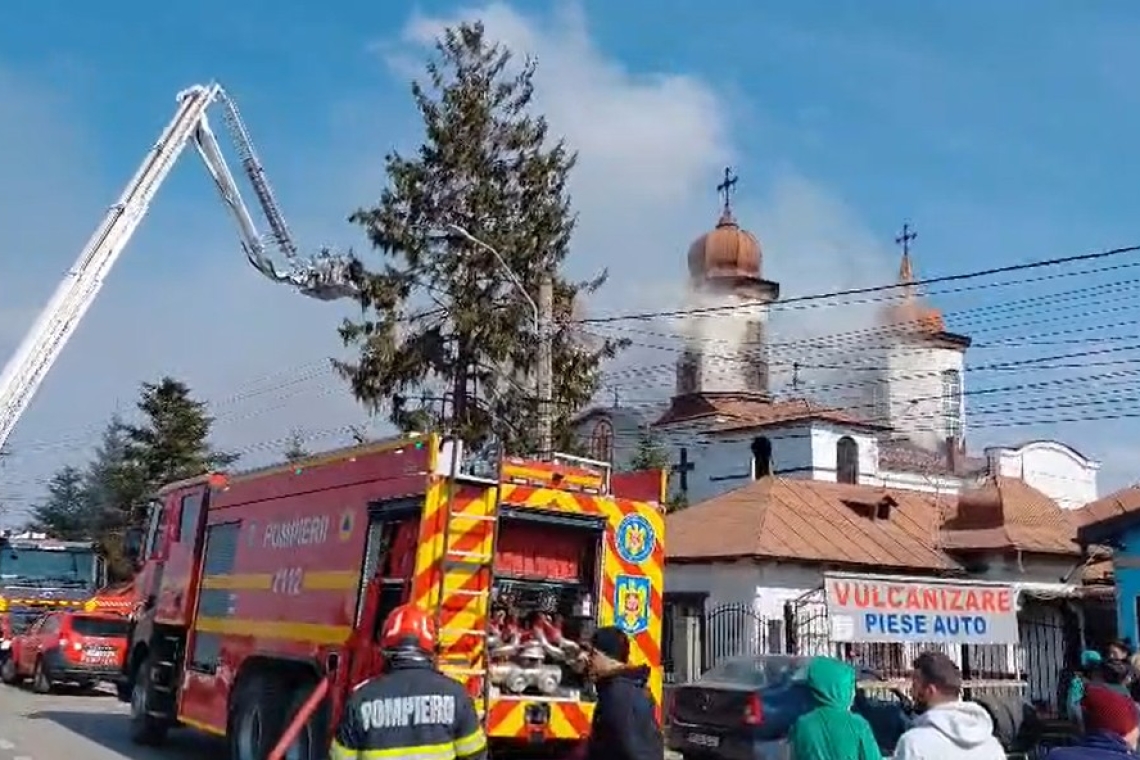 Incendiu biserica din Puchenii Moșneni | Pompierii au reușit să salveze mai multe obiecte de cult din lăcașul de cult - monument istoric