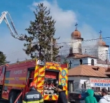Incendiu biserica din Puchenii Moșneni | Pompierii au reușit să salveze mai multe obiecte de cult din lăcașul de cult - monument istoric