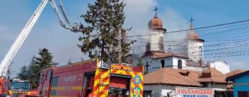Incendiu biserica din Puchenii Moșneni | Pompierii au reușit să salveze mai multe obiecte de cult din lăcașul de cult - monument istoric