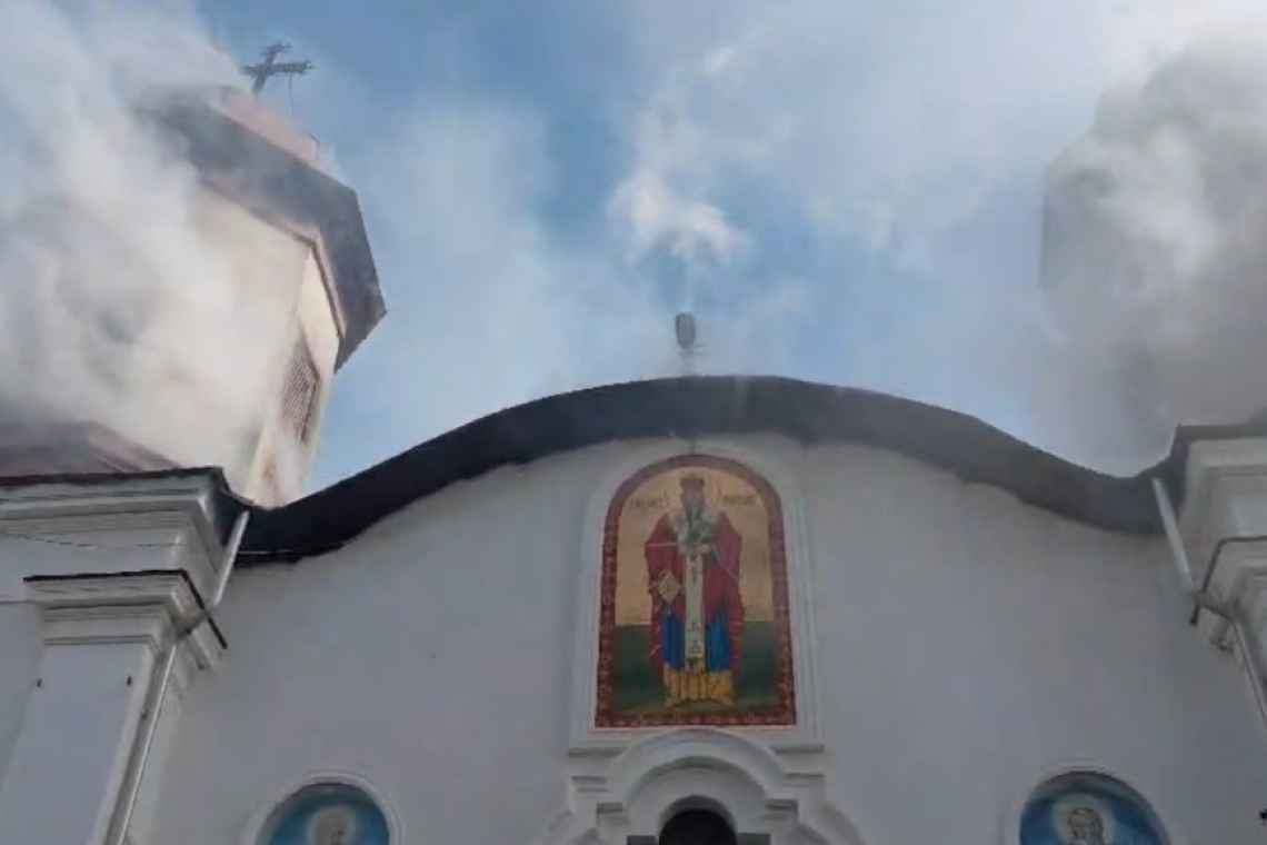UPDATE | Un incendiu a cuprins Biserica Sf. Nicolae din Puchenii Moșneni. 120 de oameni se aflau la slujba de duminică în biserica monument istoric