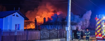 Incendiu în comuna Râfov, noaptea trecută. O familie a rămas fără acoperiș deasupra capului